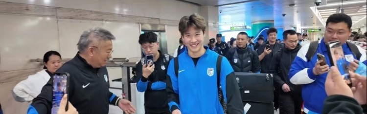 开云体育网页-热情！接机的大连球迷为今天满19岁的杨铭锐送蛋糕，祝他生日快乐