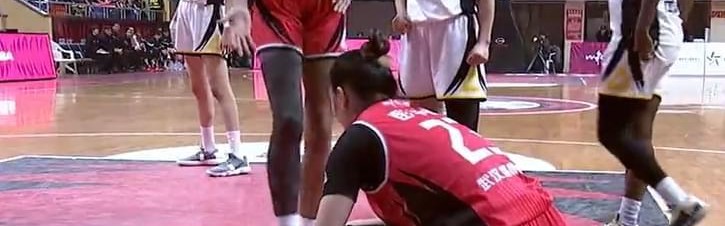 开云体育在线-赛场流氓！WCBA惊现外援阿利恩垫脚致盛帆女篮核心王佳琦赛季报销