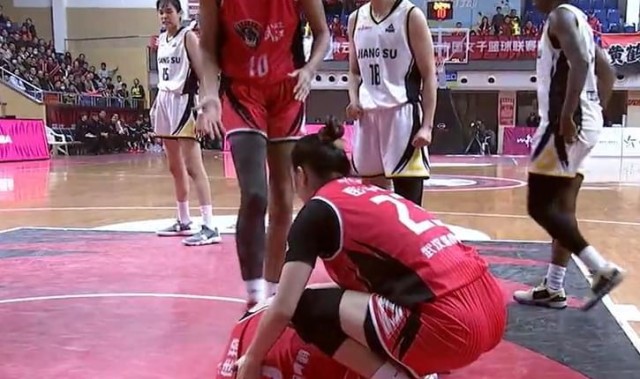 开云体育在线-赛场流氓！WCBA惊现外援阿利恩垫脚致盛帆女篮核心王佳琦赛季报销