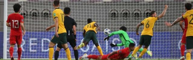 开云体育在线-国足后防屡次低级失误 李铁和全新中卫组合谁背锅