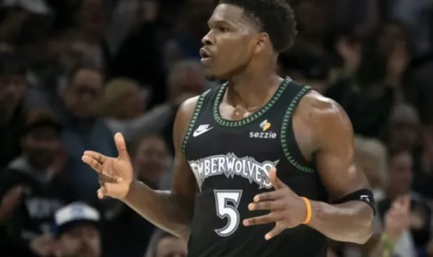 开云体育网页-爱德华兹全场17投仅6中，得到19分6篮板5助攻1抢断1封盖